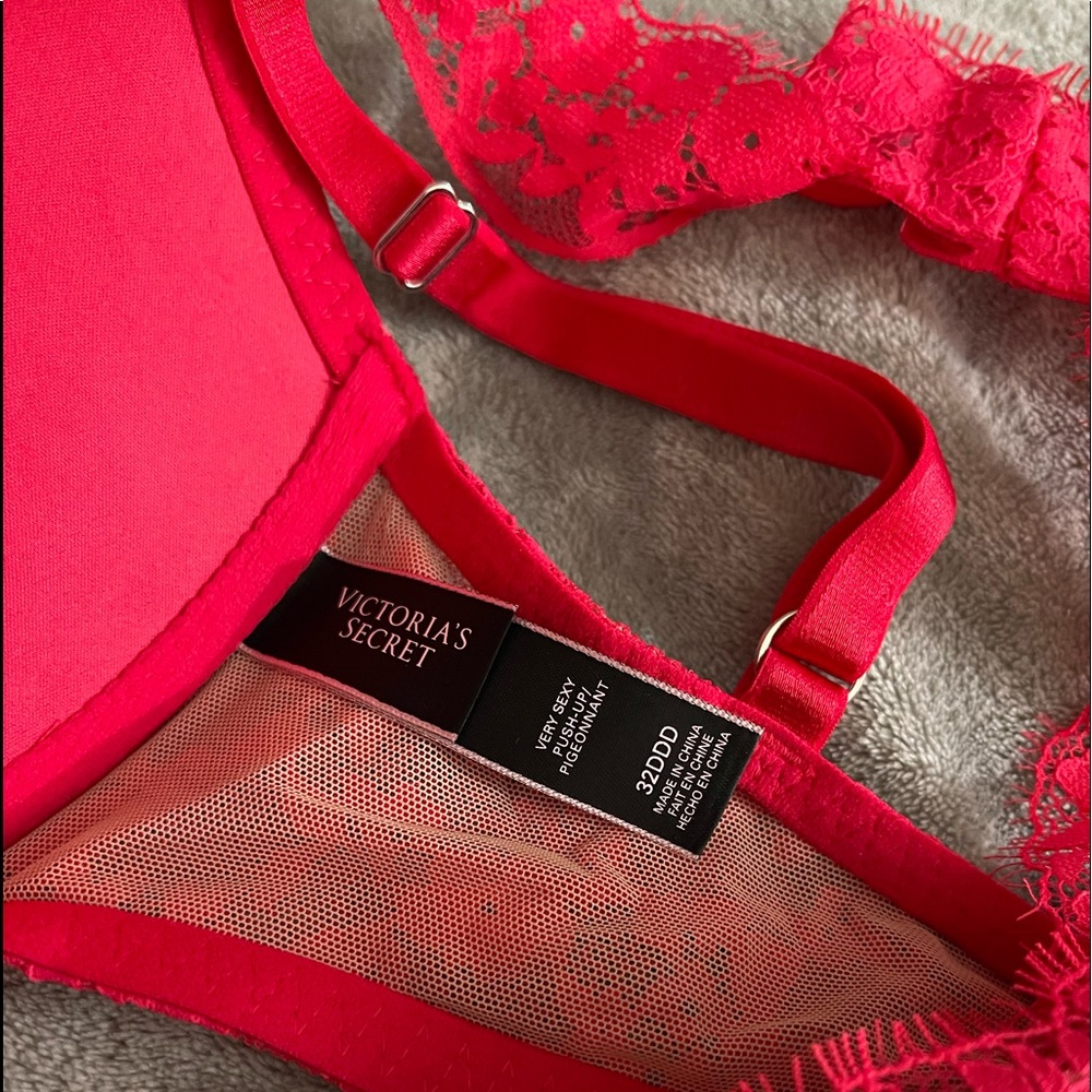 Victoria’s Secret Very Sexy Push-up 32DDD Brand New